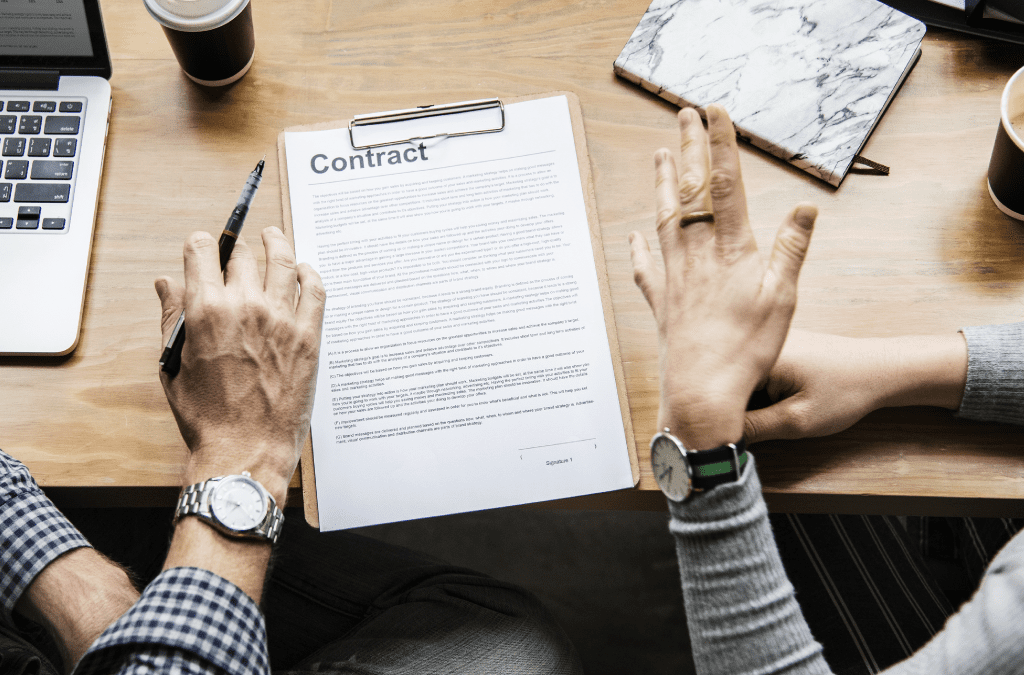 A man and woman discuss an agreement using a free online contracts